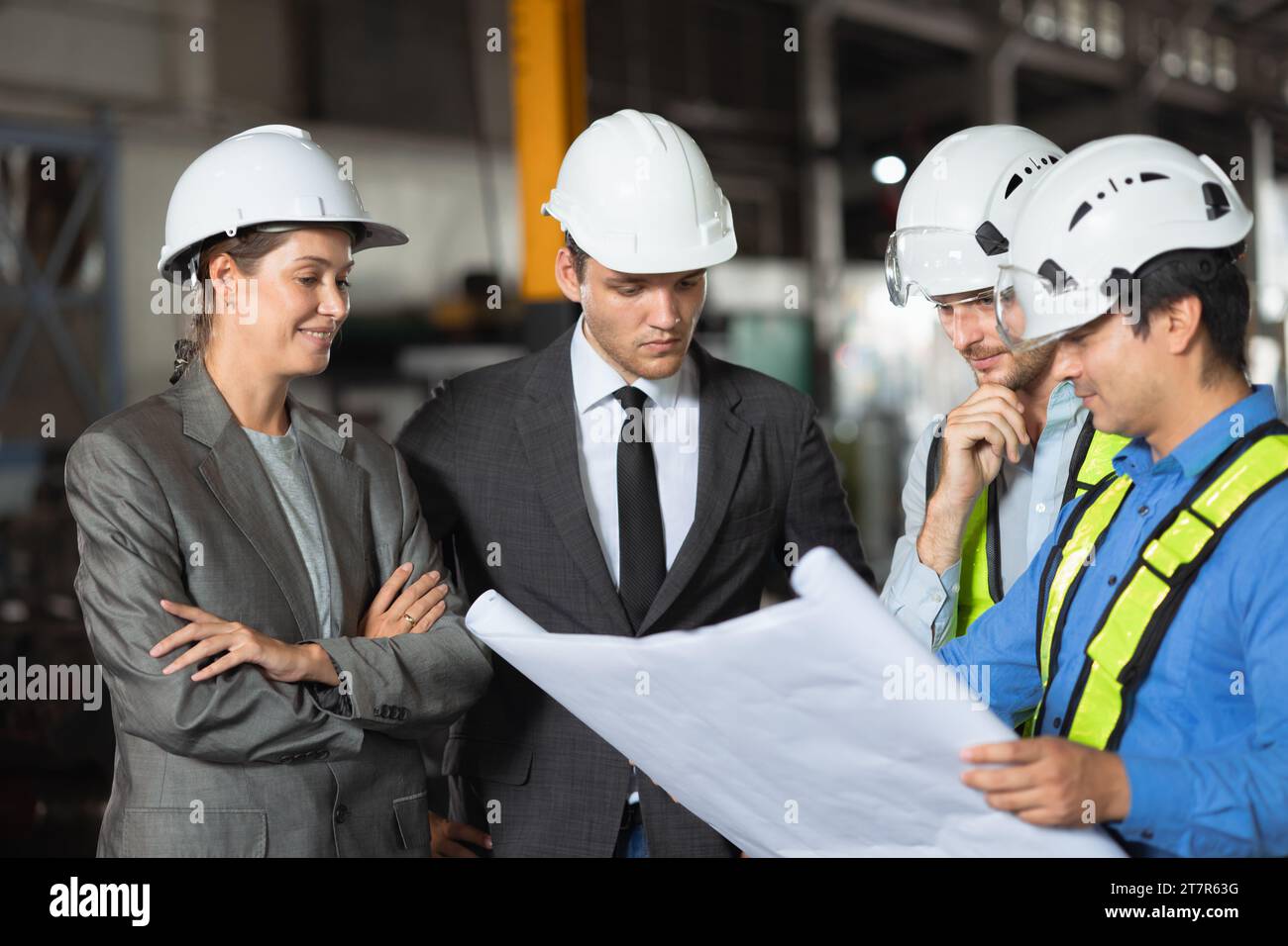 Diskussion der Arbeitsgruppe zur Umfrage von Geschäftsanlegern mit Ingenieur Architekt oder Techniker auf der Baustelle der Industrie. Stockfoto