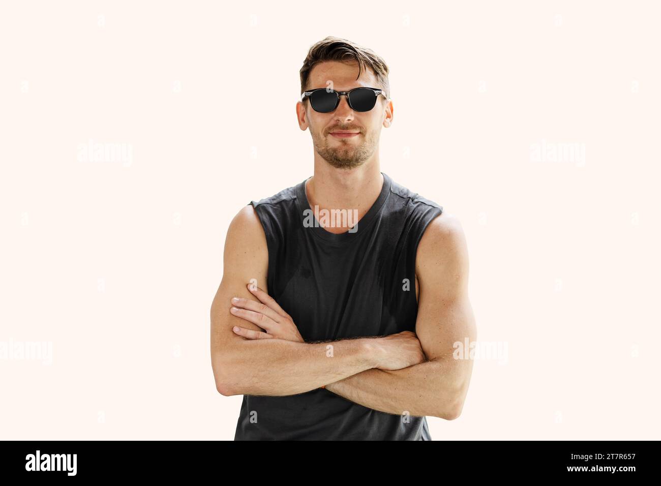 Junge smarte Hipster modische amerikanische männliche Sommer ärmellose T-Shirt Kleidung Sonnenbrille Steharm gekreuzt isoliert auf klarem Hintergrund Stockfoto