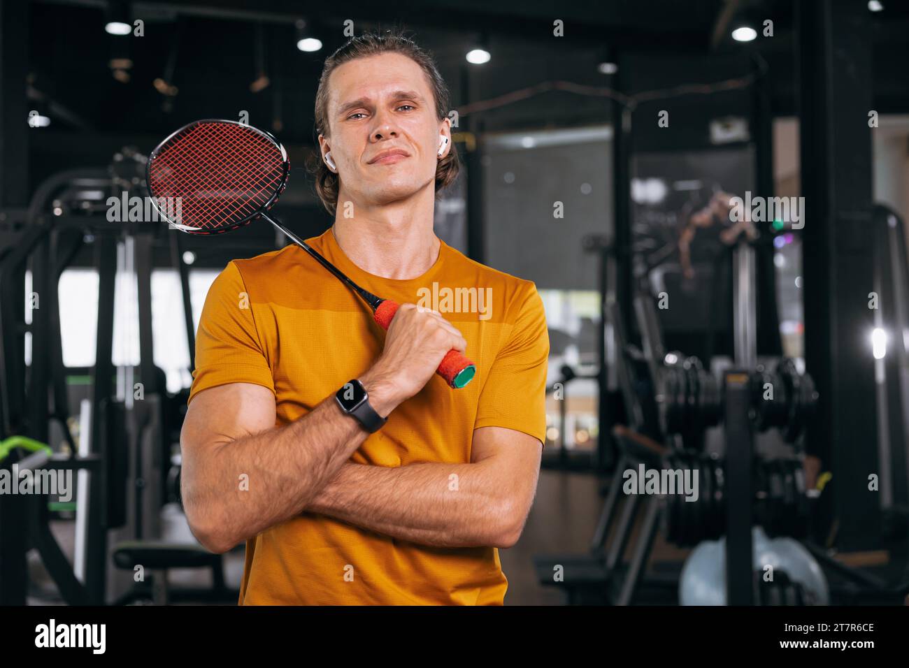 Badmintonspieler Athlet Mann mit Schläger im Sportstudio Fitness Muskel Training Hintergrund Stockfoto