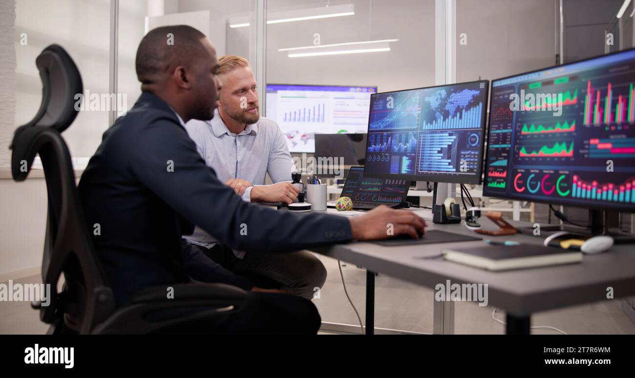 African American Data Analyst mit Data Analytics KPI Dashboard Stockfoto