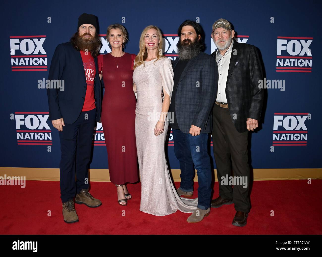 Nashville, USA. November 2023. Jase Robertson, Missy Robertson, Jessica Robertson, Jep Robertson und Murry Crowe kamen am 16. November 2023 bei den Fox Nation Patriot Awards bei der Grand Ole Opry in Nashville, TN. © Tammie Arroyo/AFF-USA.com Credit: AFF/Alamy Live News Stockfoto