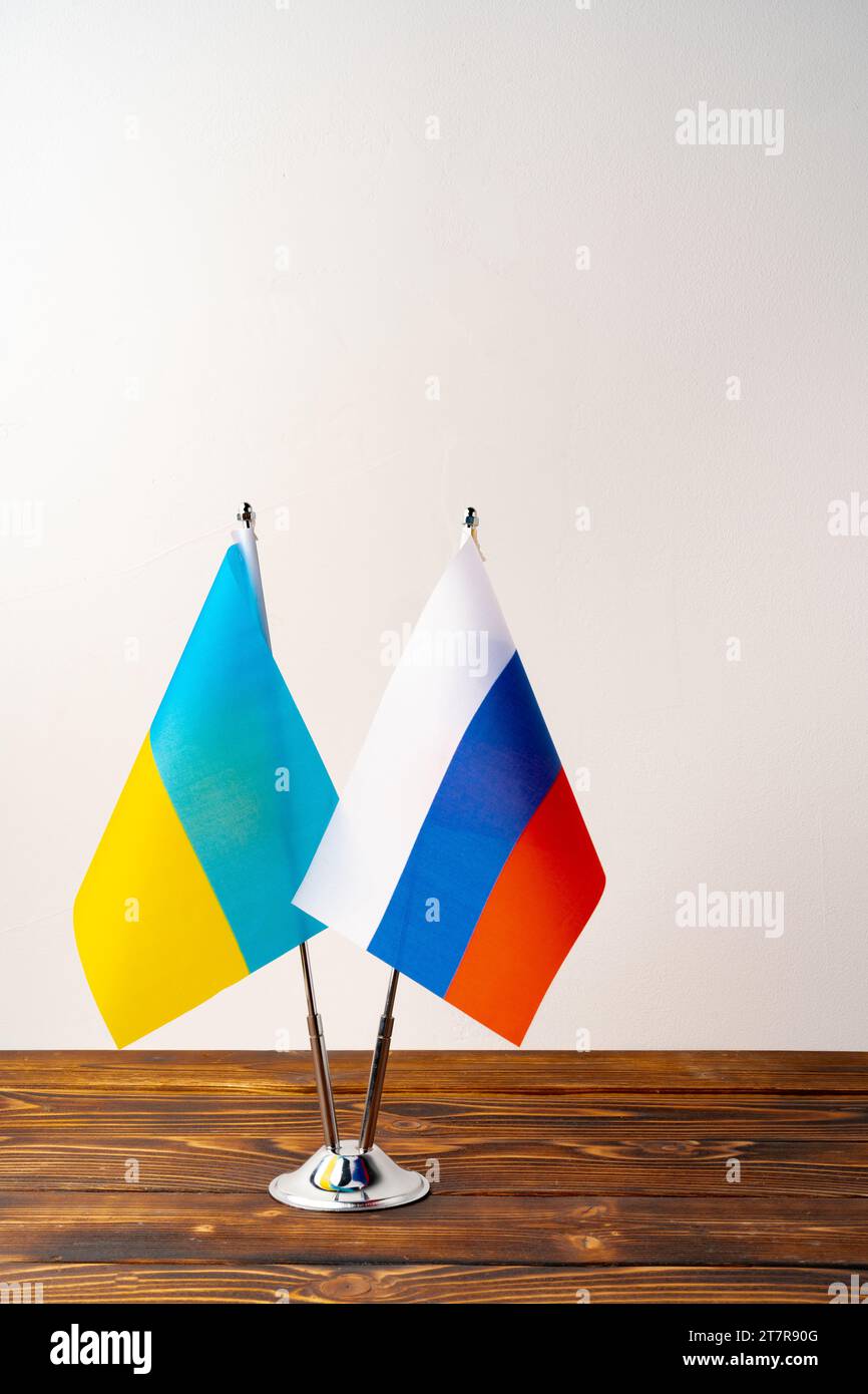 Kleine Fahnen Russlands und der Ukraine auf Fahnenmasten Stockfoto