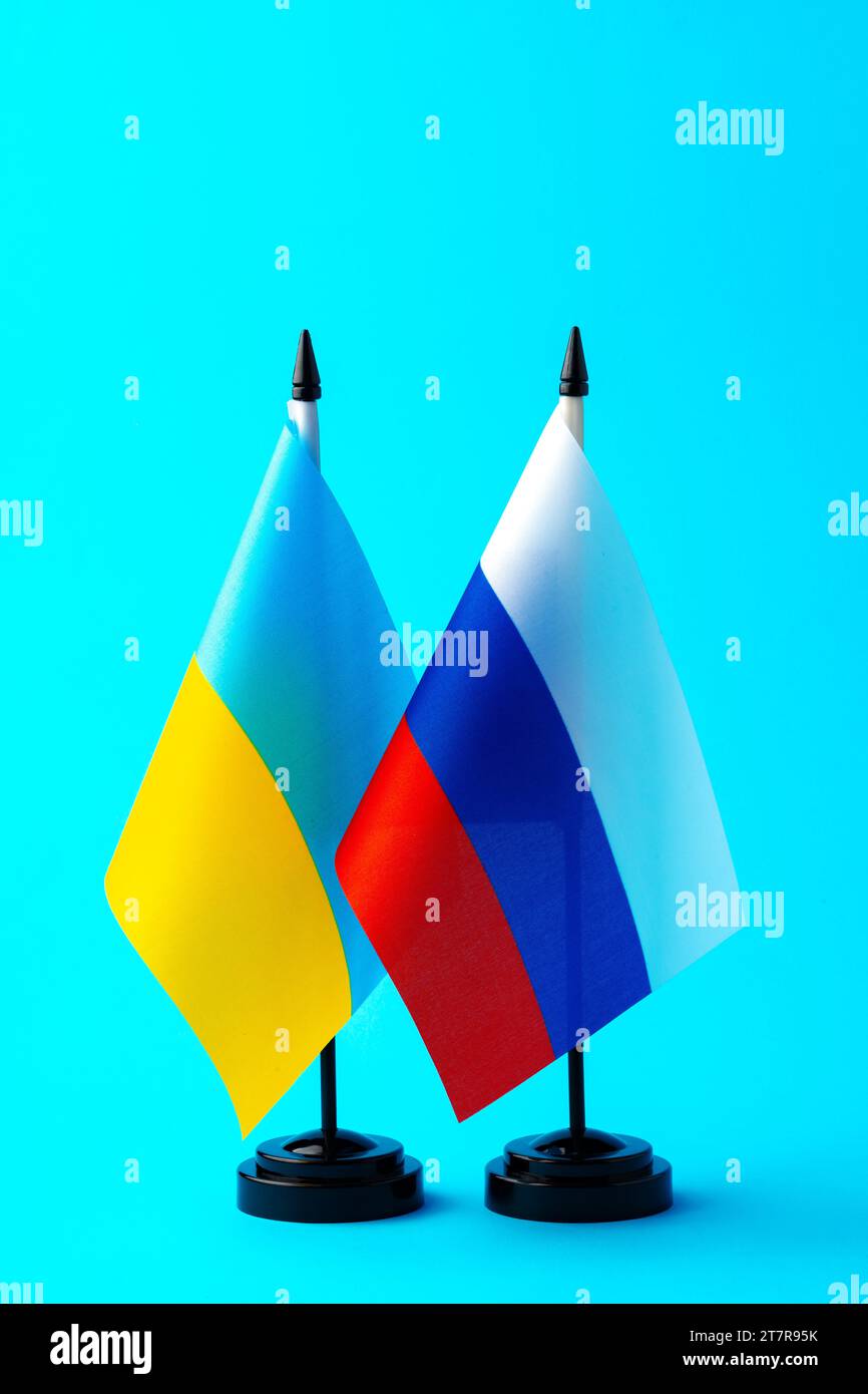 Kleine Fahnen Russlands und der Ukraine auf Fahnenmasten Stockfoto