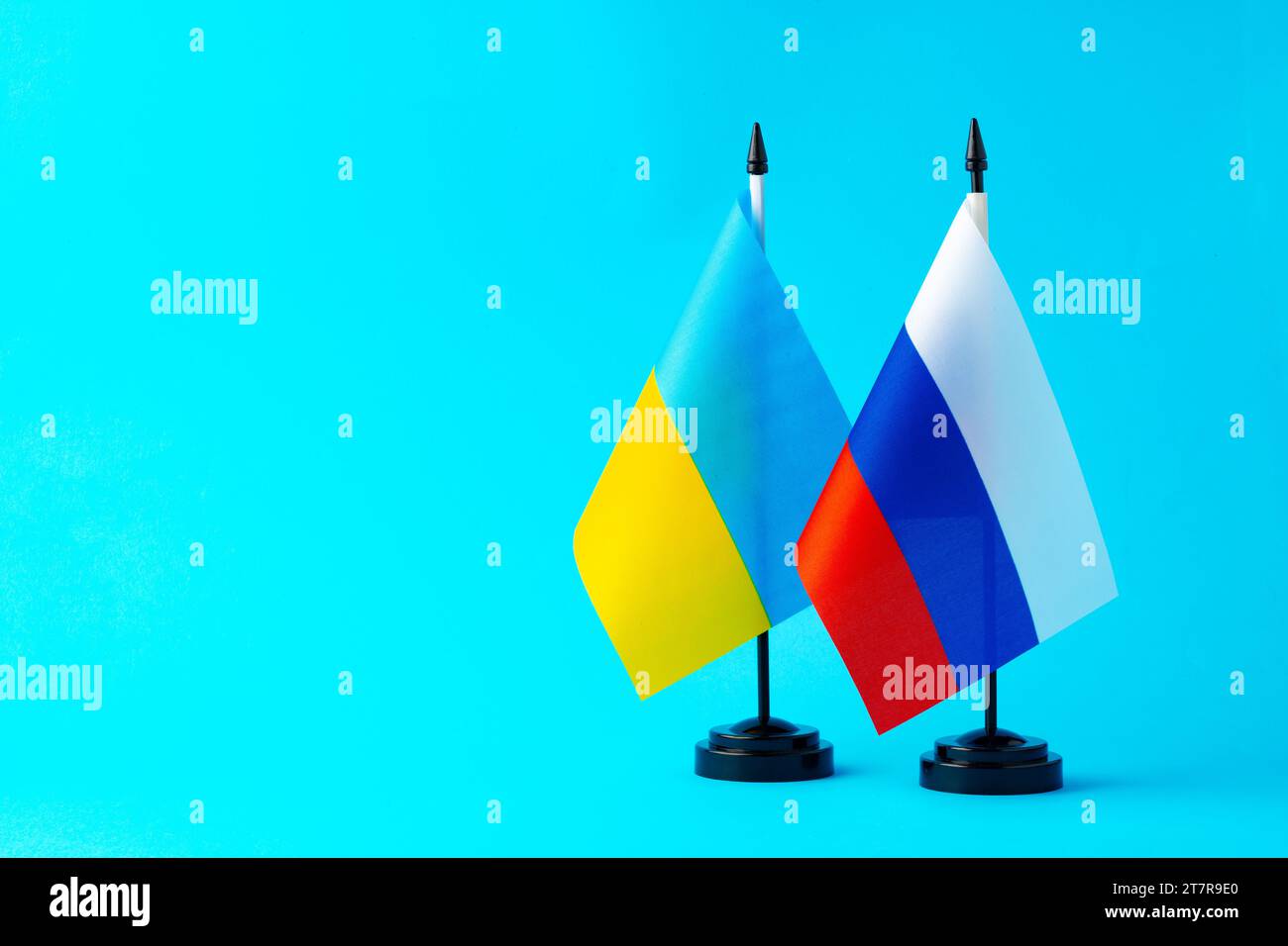 Kleine Fahnen Russlands und der Ukraine auf Fahnenmasten Stockfoto