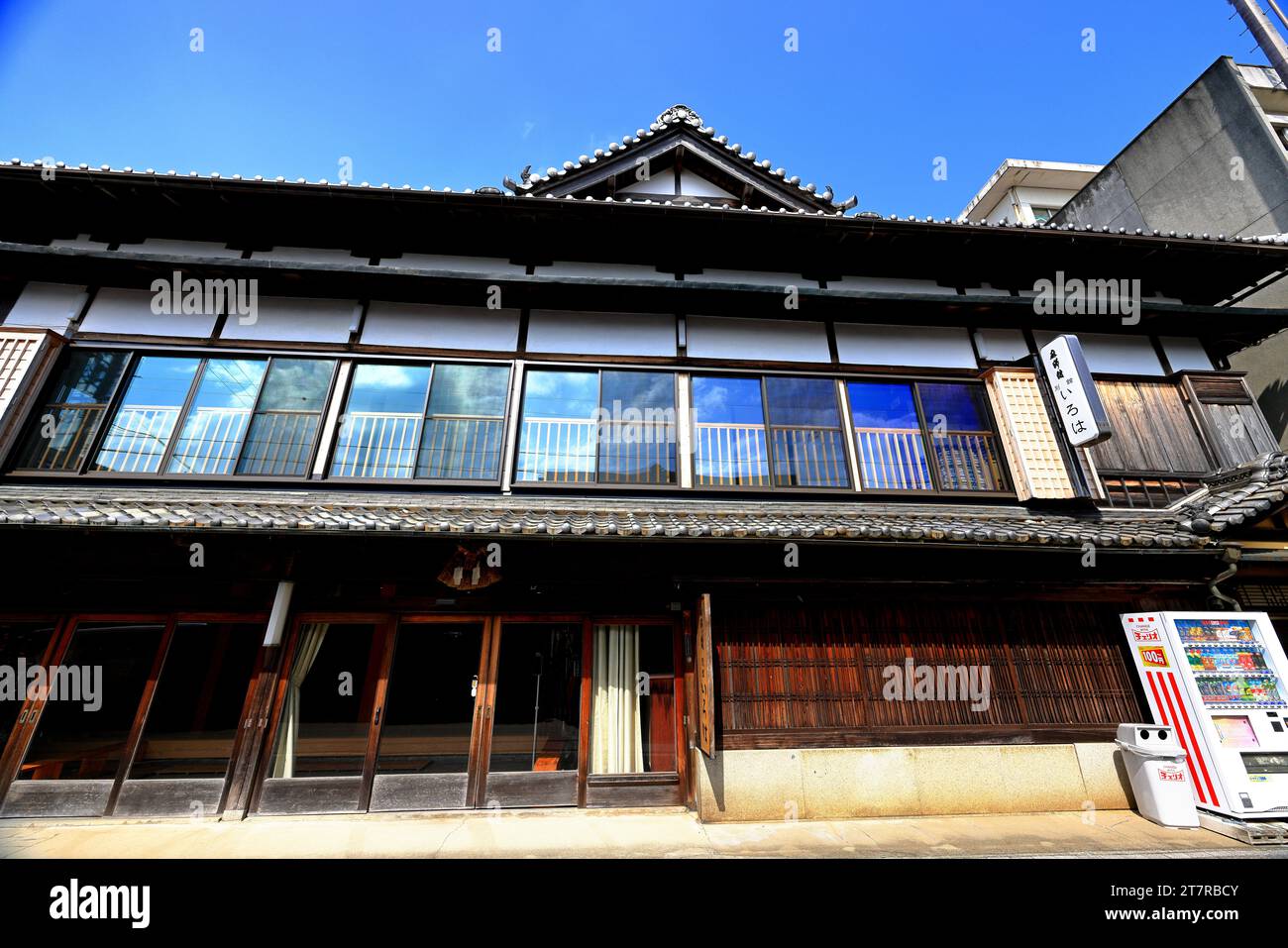 Traditionelles Gebäude in der Nähe des Futamiokitama-Schreins und des heiligen Meoto Iwa (Hochzeitsfelsen) in Futami, Präfektur Mie, Japan Stockfoto