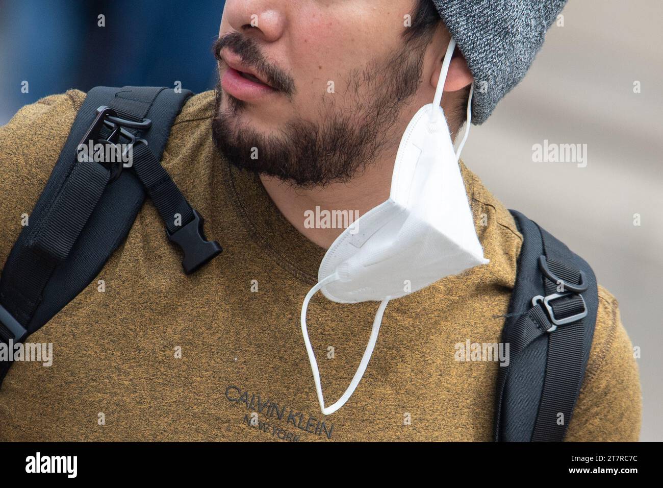 Aktenfoto vom 07/2021 von einem Mann mit Gesichtsmaske in der Oxford Street, London. Teure Geräte, die behaupten, die Luft in Innenräumen zu reinigen, werden Sie nicht davon abhalten, krank zu werden, sagten Forscher. Teure Geräte, die behaupten, die Luft in Innenräumen zu reinigen, werden Sie nicht davon abhalten, krank zu werden, sagten Forscher. Die Geräte behaupten, dass sie unerwünschte Partikel entfernen, um die Luftqualität in Innenräumen zu verbessern. Ausgabedatum: Freitag, 17. November 2023. Stockfoto
