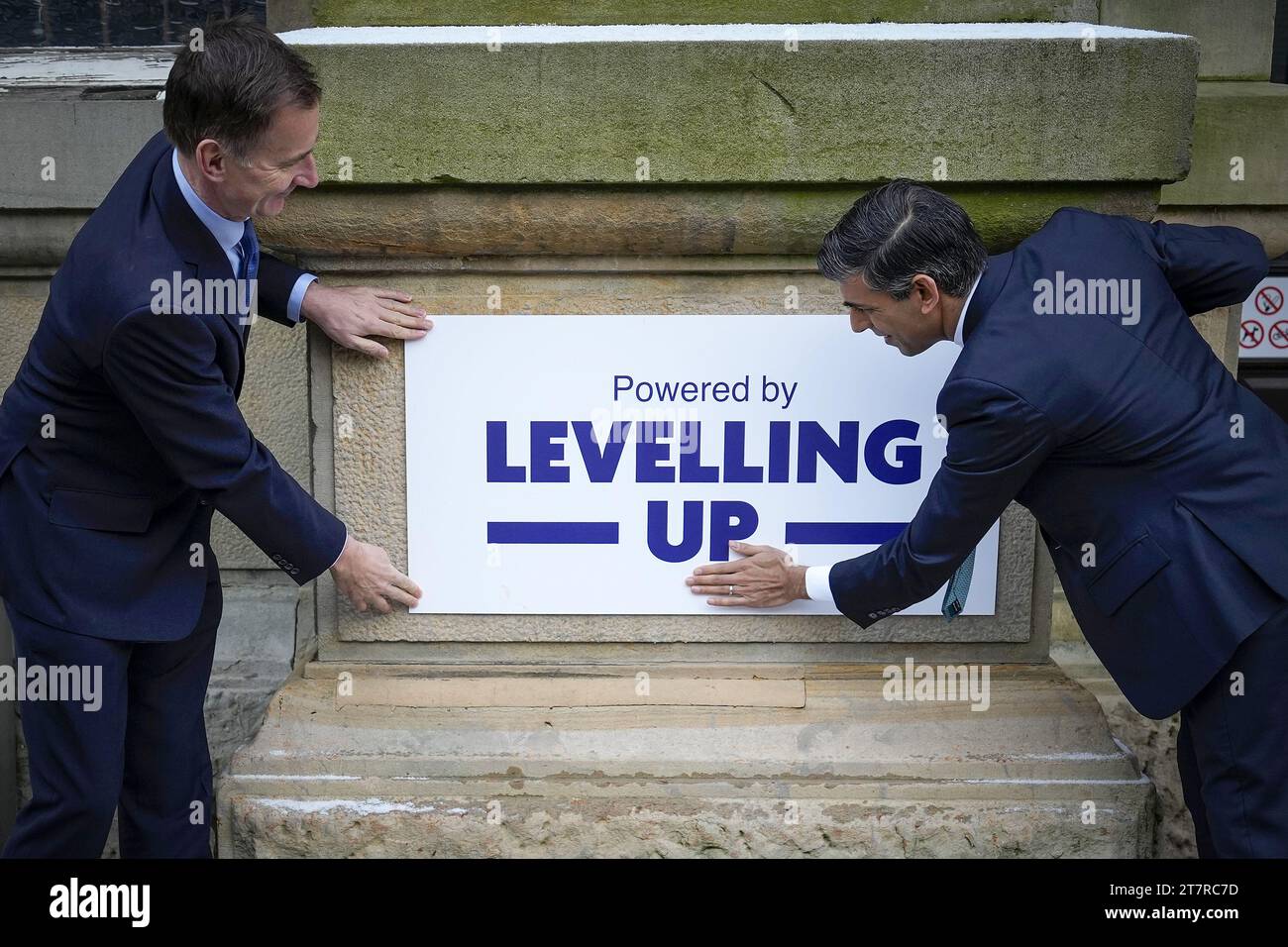 Dateifoto vom 19./01/2023 von Bundeskanzler Jeremy Hunt (links) und Premierminister Rishi Sunak während eines Besuchs in der Accrington Market Hall in Lancashire. Die Projekte, die durch die wichtigsten staatlichen Zuschüsse finanziert werden, liegen hinter dem Zeitplan zurück und werden voraussichtlich nicht fristgerecht abgeschlossen sein, wie das nationale Rechnungskontrollamt (NAO) festgestellt hat. Ausgabedatum: Freitag, 17. November 2023. Stockfoto