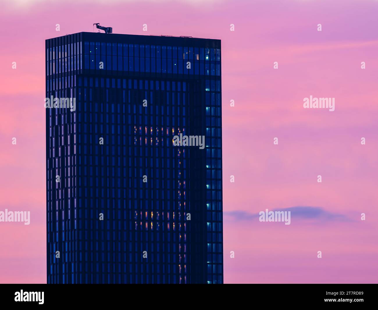 Skyline der Stadt mit Wolkenkratzer und Hotelturm bei Sonnenaufgang. Stockfoto