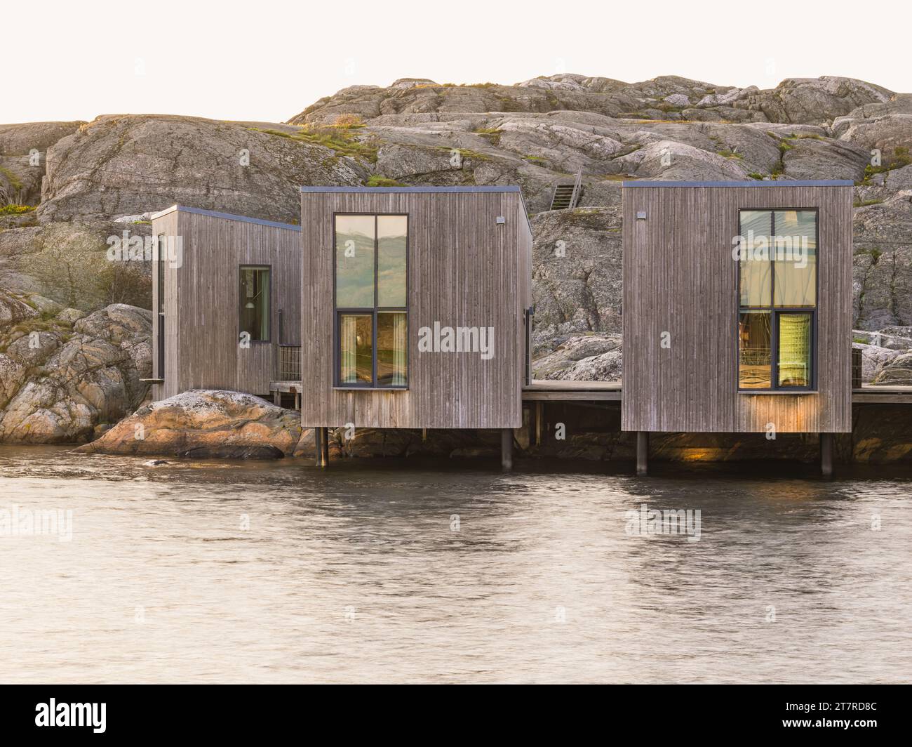 Malerische Uferhütte in Schweden mit wunderschönen Gebäuden und Architektur. Stockfoto