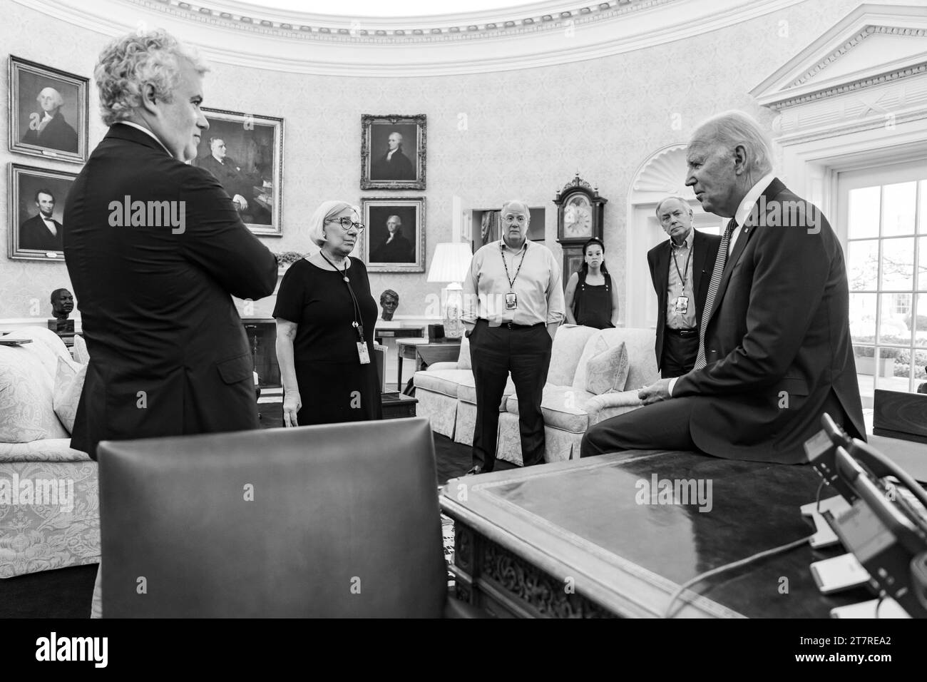 Washington, DC, USA. Oktober 2023. Präsident Joe Biden geht nun über den Plan der Woche hinaus, da die Regierung am Sonntag, dem 1. Oktober 2023, nicht mehr geschlossen werden wird, nachdem der Kongress ein Gesetz verabschiedet hatte, das die Regierung bis zum 17. November 2023 offen halten sollte. (Foto: Adam Schultz) Quelle: White House/ZUMA Press Wire/ZUMAPRESS.com/Alamy Live News Stockfoto