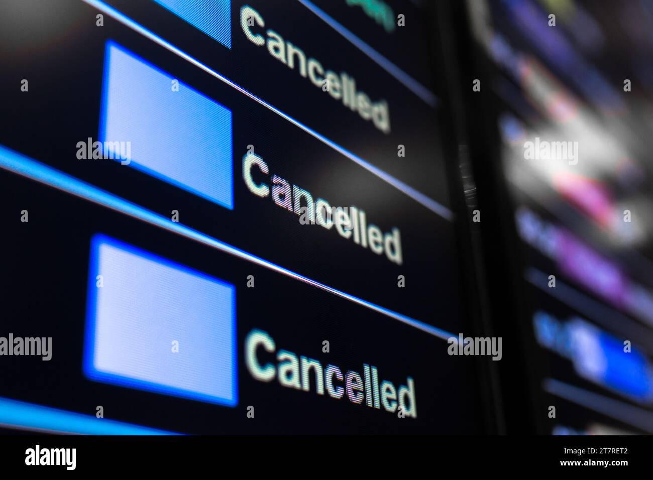 Digitale Fahrplantabelle am Flughafen, bei der Flüge storniert werden. Stockfoto