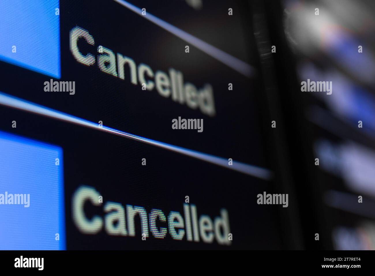 Digitale Fahrplantabelle am Flughafen, bei der Flüge storniert werden. Stockfoto