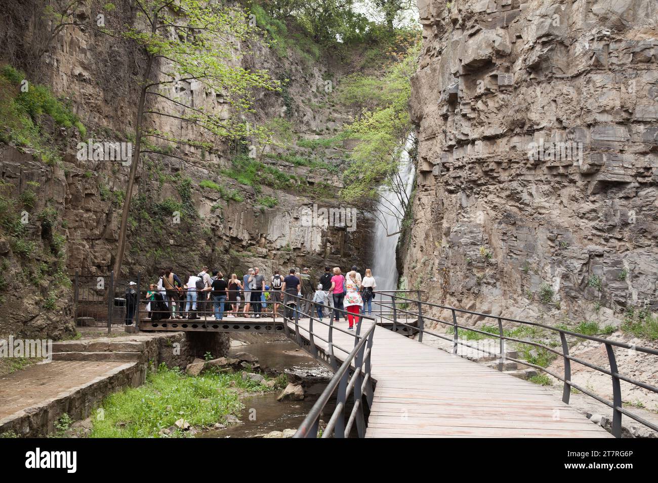 Tiflis, Georgien - 28. April 2019: Touristen besuchen den Wasserfall Leghvtakhevi in der Altstadt von Tiflis Stockfoto