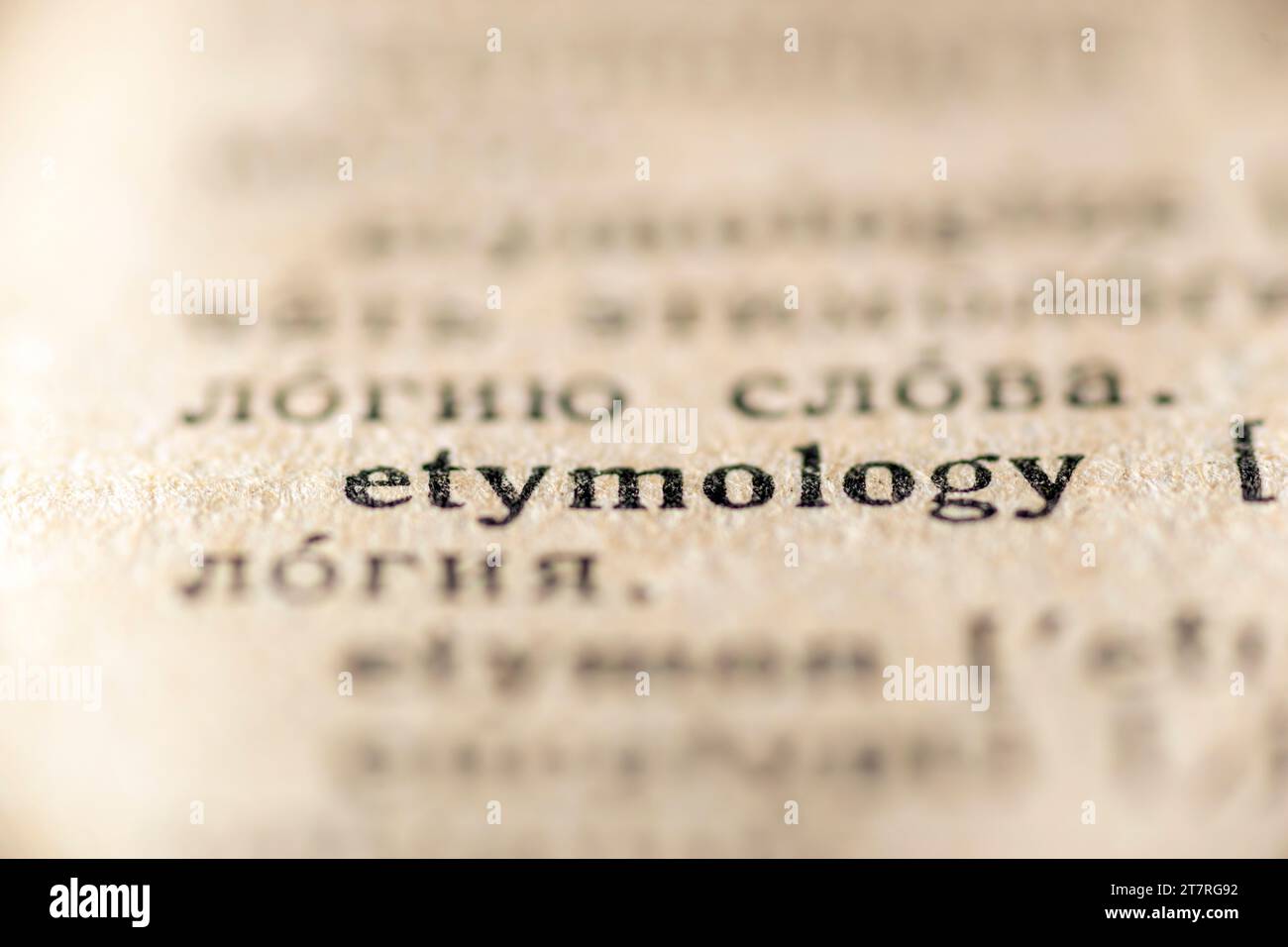 Schwerpunkt auf Etymologie-Wort, das im Vintage-Wörterbuch gedruckt wird Stockfoto