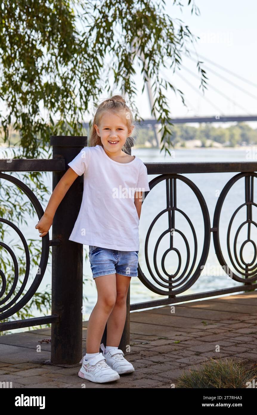 Kleine Mädchen spazieren im Sommer Stadtpark. Kindheit, Freizeit und Menschenkonzept - glückliche Kinderruhe und viel Spaß Stockfoto