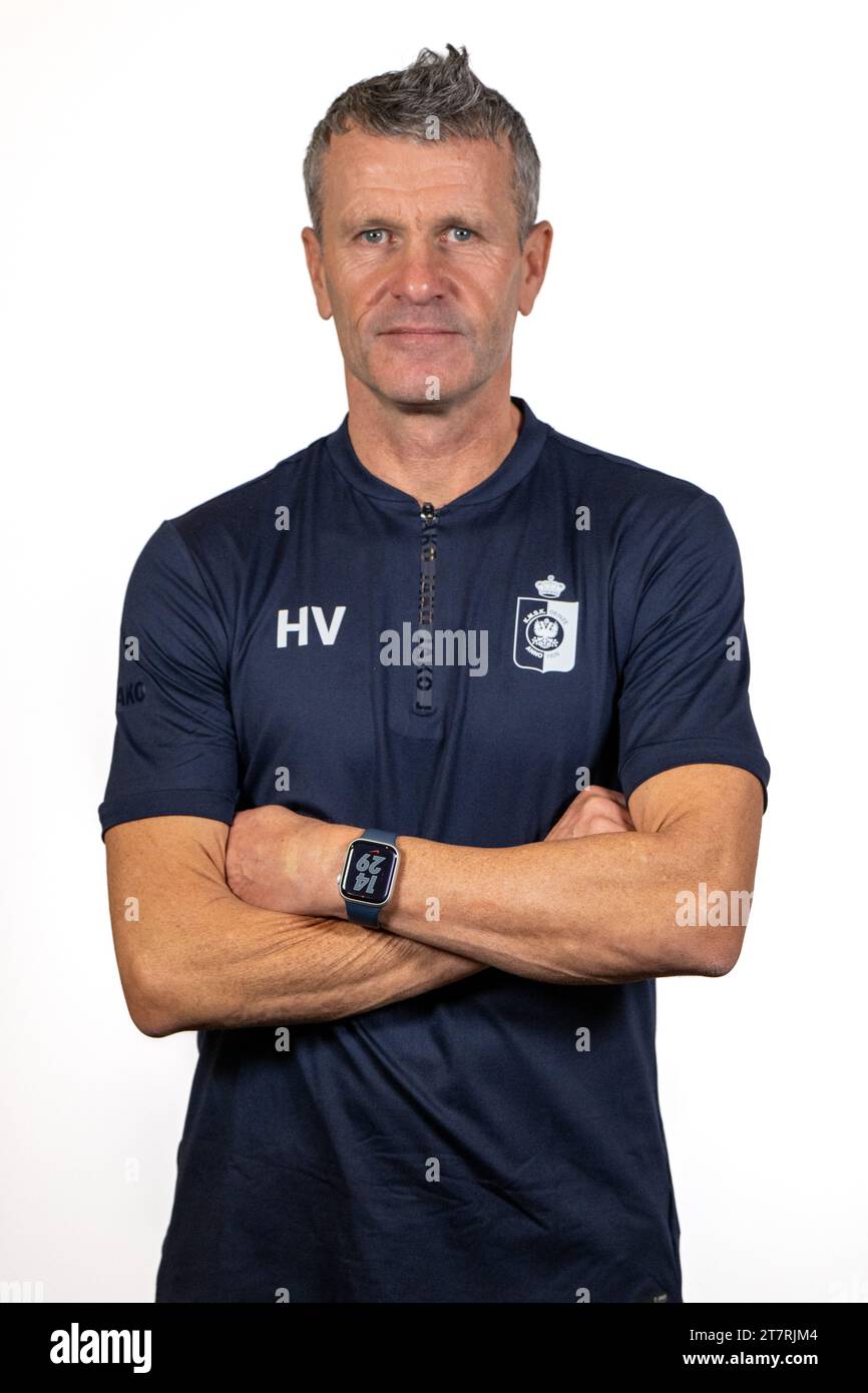 Deinze, Belgien. November 2023. Neuer Assistenztrainer Hans Visser von Deinze im Rahmen einer Pressekonferenz von KMSK Deinze vor dem 13. Spieltag der Challenger Pro League 2023-2024 zur Ernennung und Präsentation eines neuen Cheftrainers am Donnerstag, den 16. November 2023 in Deinze, Belgien. Quelle: Sportpix/Alamy Live News Stockfoto