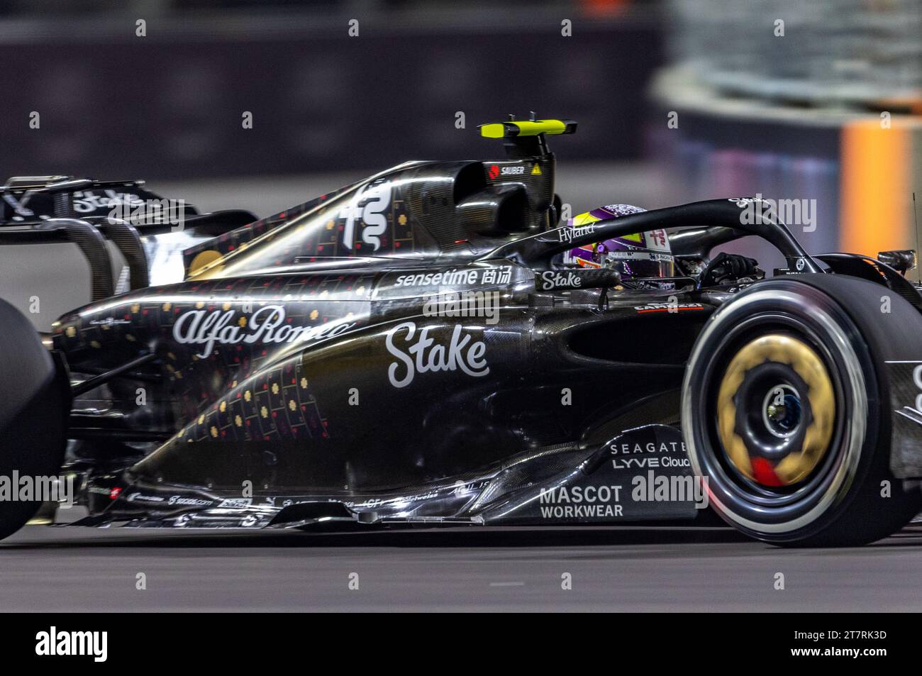 Las Vegas, Nevada - 16. November 2023: Zhou Guanyu, Fahrer des #24 Alfa Romeo F1 Pfahlwagens, beim Heineken Silver Las Vegas Grand Prix auf dem Las Vegas Strip Circuit. Quelle: Nick Paruch / Alamy Live News Stockfoto