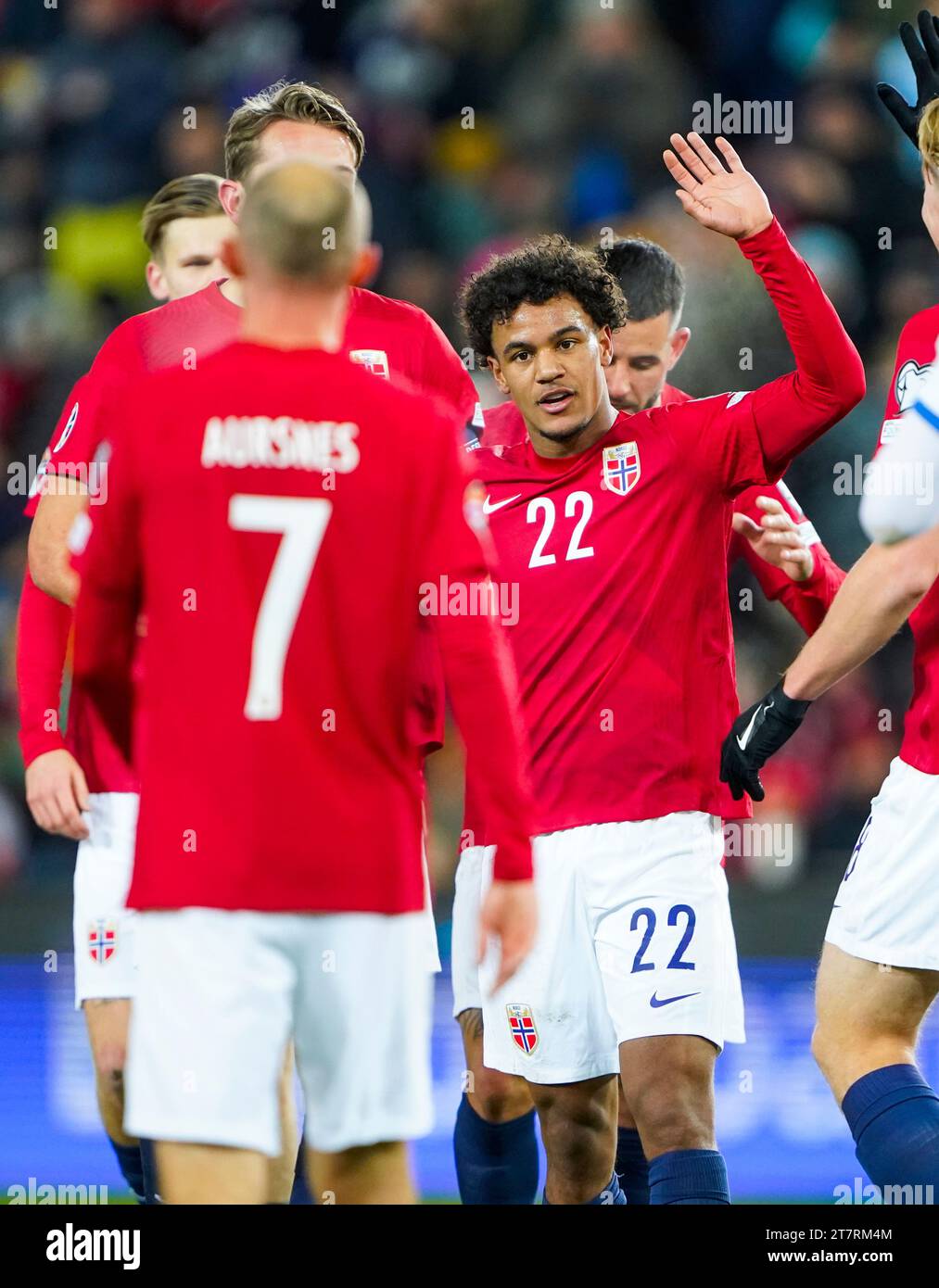 Oslo 20231116. Oscar Bobb feiert sein erstes Nationalmannschaftstreffer während des privaten internationalen Fußballspiels zwischen Norwegen und den Färöern im Ullevaal-Stadion. Foto: Lise Aaserud / NTB Stockfoto