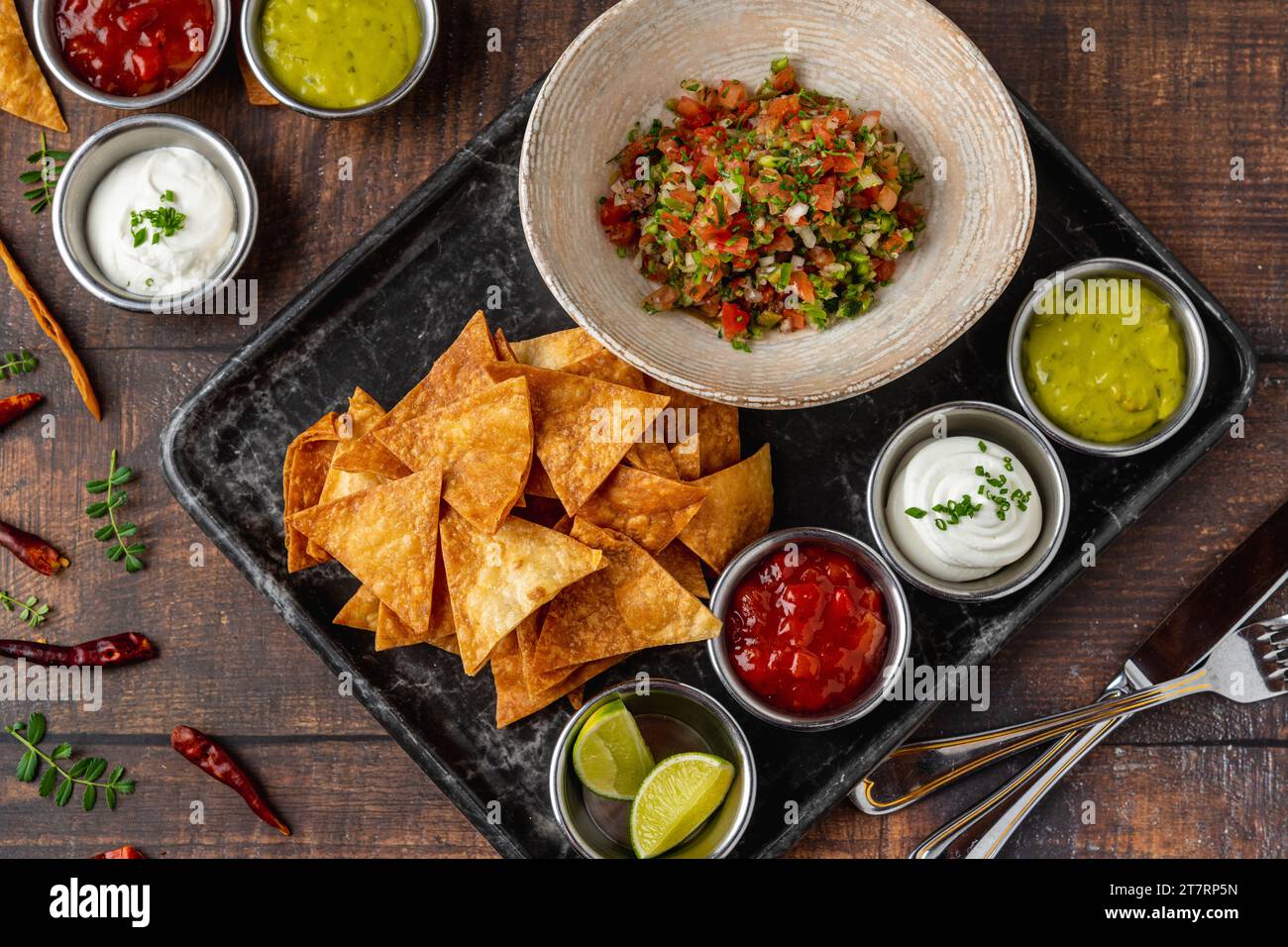 Pico de gallo aus mexikanischer Küche mit eintauchenden Saucen auf Holztisch Stockfoto