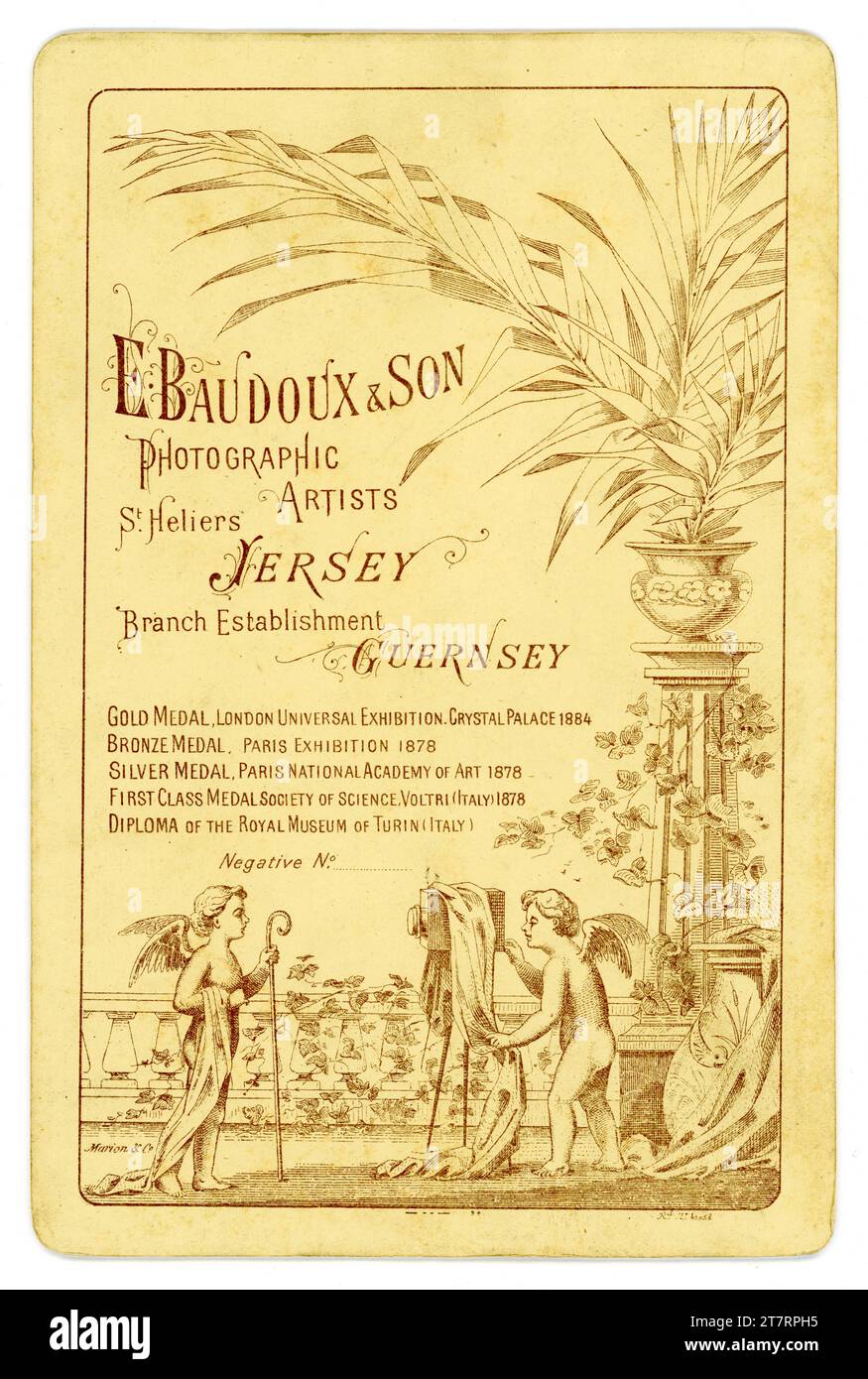 Originale, aufwendig illustrierte Rückseite einer viktorianischen Schrankkarte mit Kuppiden und Palmen. Wirbt für das Studio des bekannten Inselfotografen der damaligen Zeit, Ernest Baudoux & Son (der Sohn kam 1885 zu ihm), St. Helier, Jersey, die Kanalinseln. Datiert auf 1885, 1886 oder 1887. Stockfoto