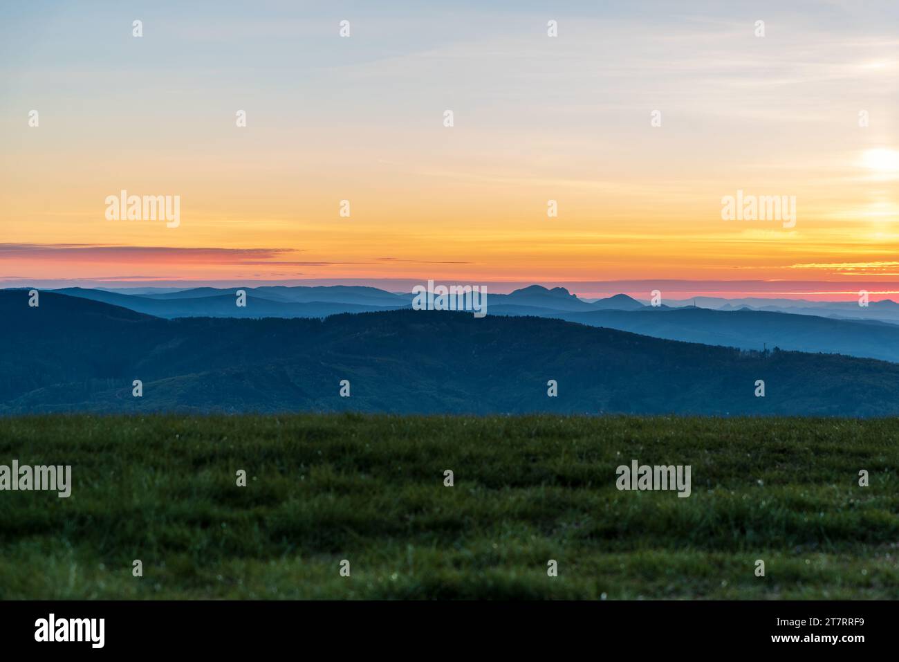 Tageslicht vom Machna-Hügel im Biele-Karpaty-Gebirge in der Slowakei in der Nähe von Boders mit Tschechien Stockfoto