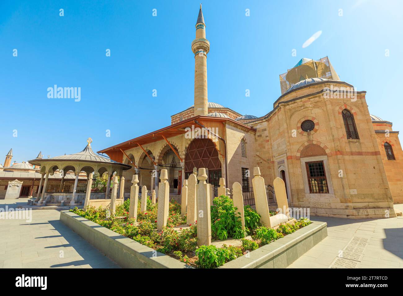 Das Mevlana Museum ist ein Ort von tiefer spiritueller und kultureller Bedeutung. Es war einst eine Derwischloge und ein Seminar für den Mevlevi-Orden, ein Sufi Stockfoto