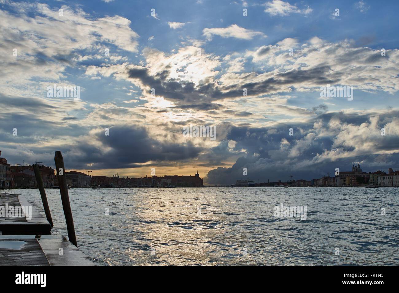 Sonnenuntergang des Guidecca-Kanals in Venedig im Frühling. Venedig - 4. Mai 2019 Stockfoto