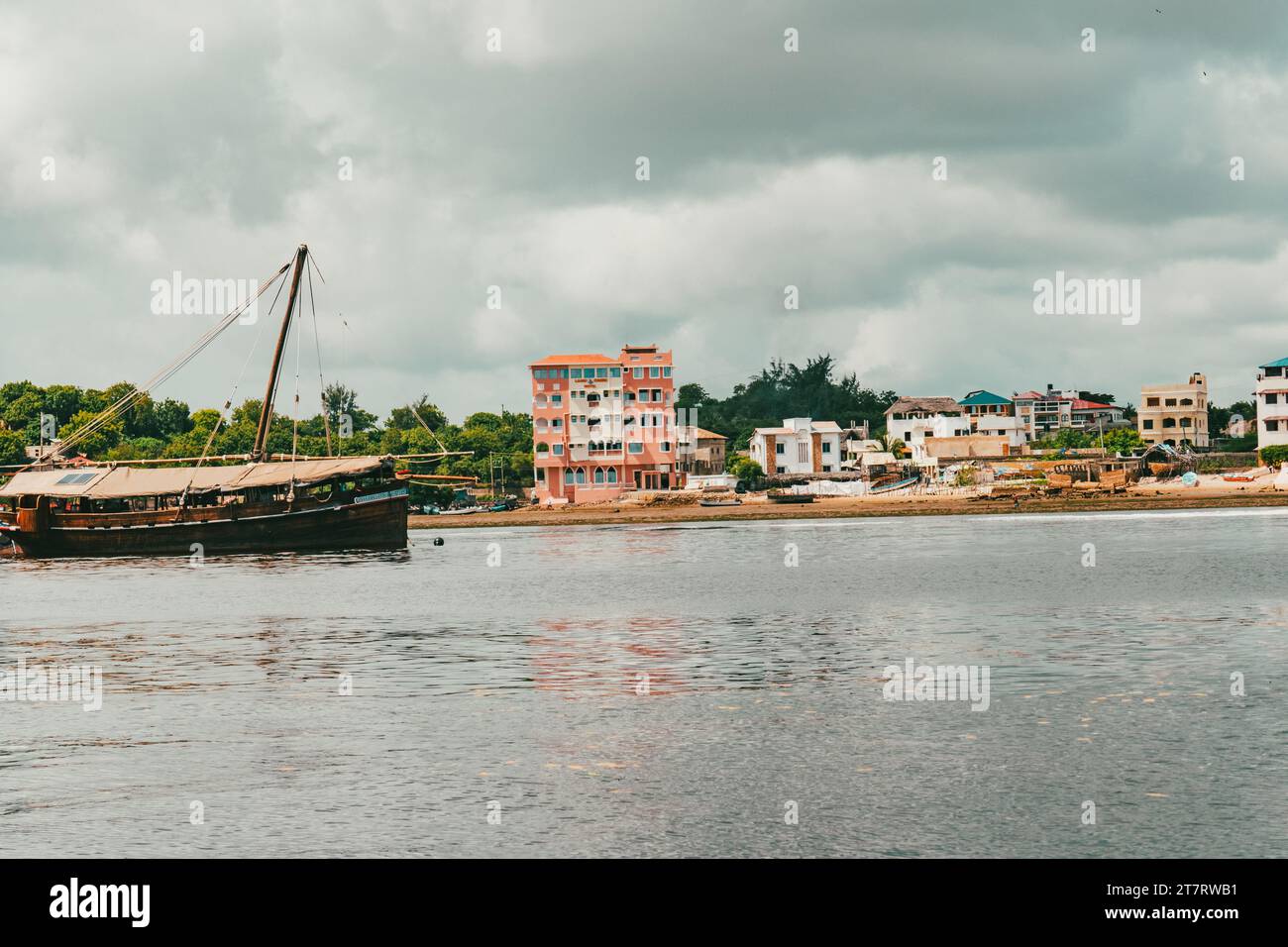 Witwen und Boote in Lamu New Town, UNESCO-Weltkulturerbe in Kenia Stockfoto
