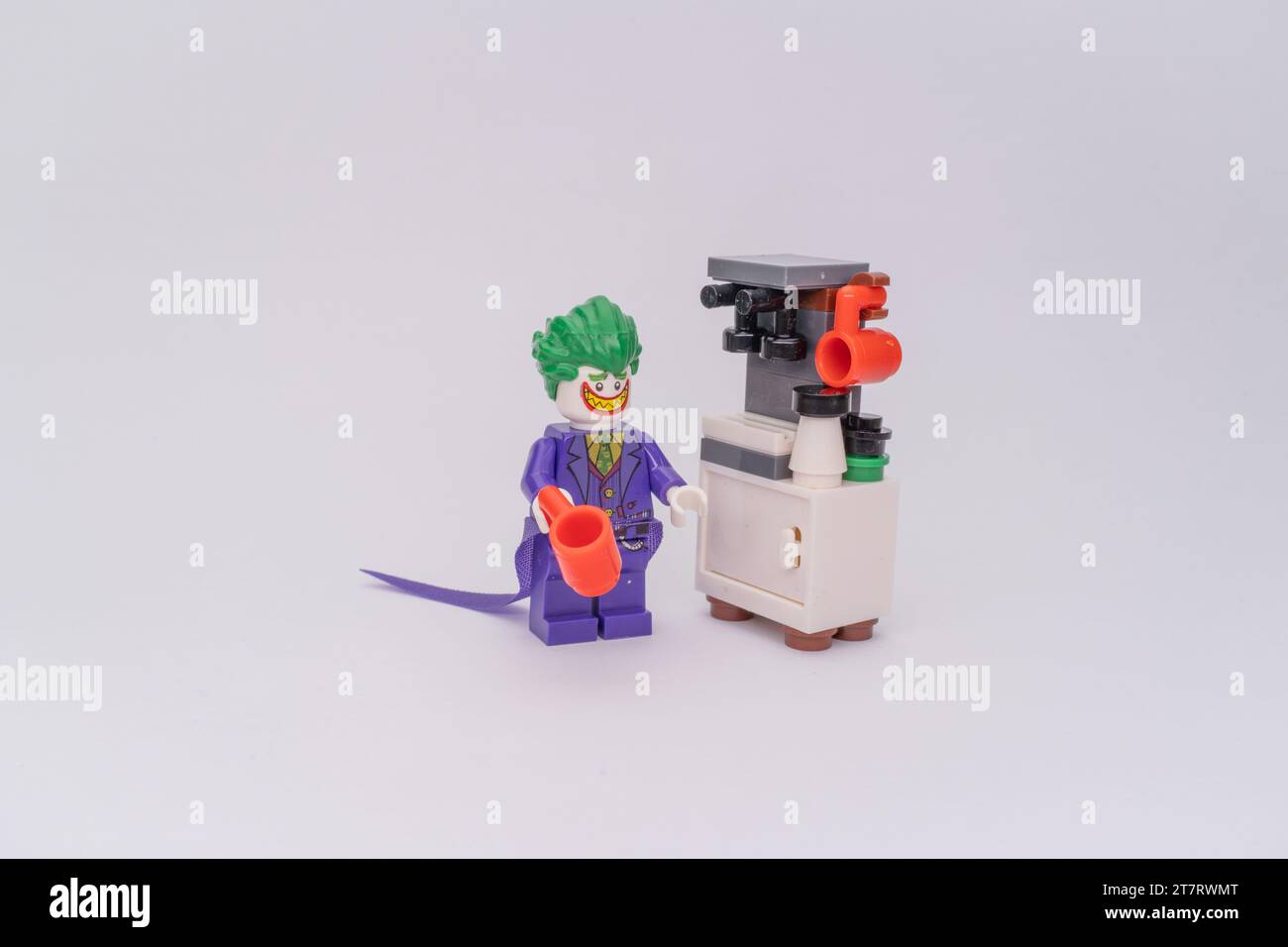 Eine Lego-Figur von Joker, die neben einer Kaffeemaschine aus Lego-Stücken steht. Stockfoto