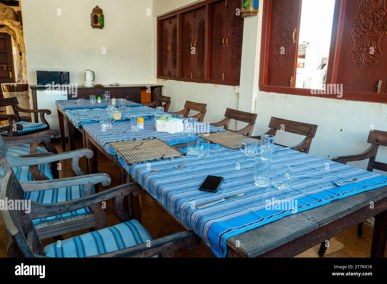 Leere Gläser auf einem Esstisch in einer Lodge in Lamu Isand, Kenia Stockfoto