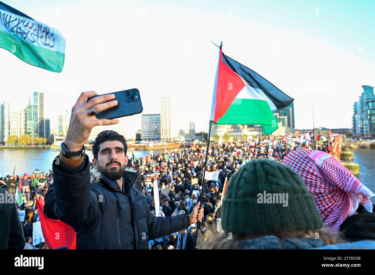 Man macht Selfie auf einem protestmarsch für Palästina, London 11. November 2023 Stockfoto