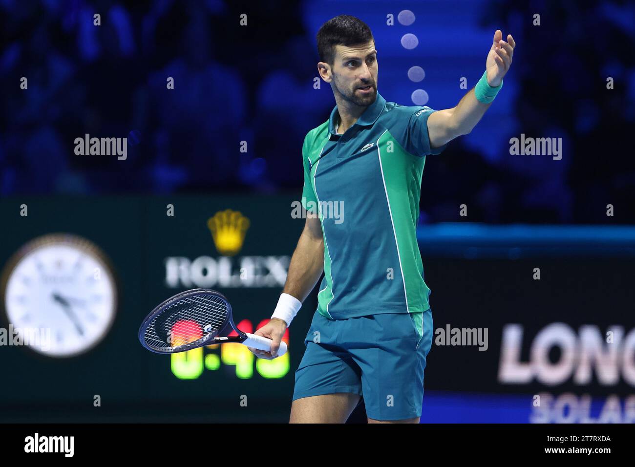 Turin, Italien. November 2023. Novak Djokovic aus Serbien gibt beim Round Robin Singles Spiel zwischen Novak Djokovic aus Serbien und Hubert Hurkacz aus Polen am fünften Tag des Nitto ATP World Tour Finals Gesten. Quelle: Marco Canoniero/Alamy Live News Stockfoto