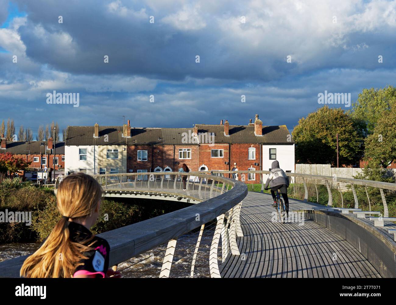 Fußgängerbrücke über den Fluss Aire in Castleford, West Yorkshire, England, Großbritannien Stockfoto