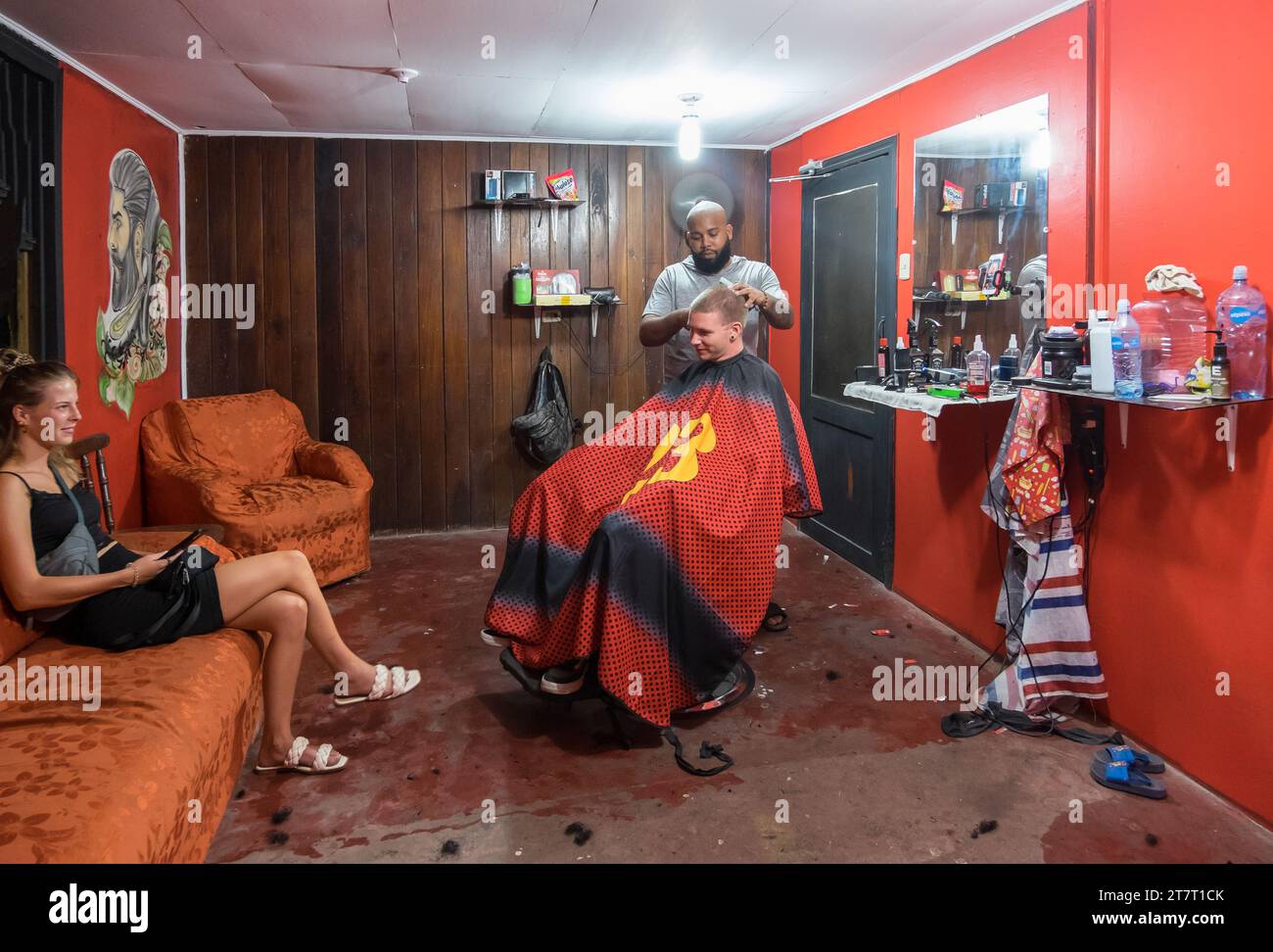Leute in einem Friseursalon in Tortuguero in Costa Rica Stockfoto