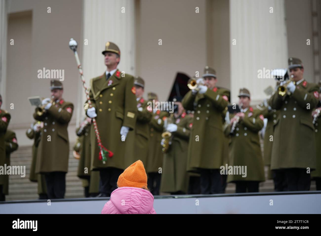 Budapest, Ungarn, 15. März 2023: Little Girl, das eine Militäranlage hört. Stockfoto