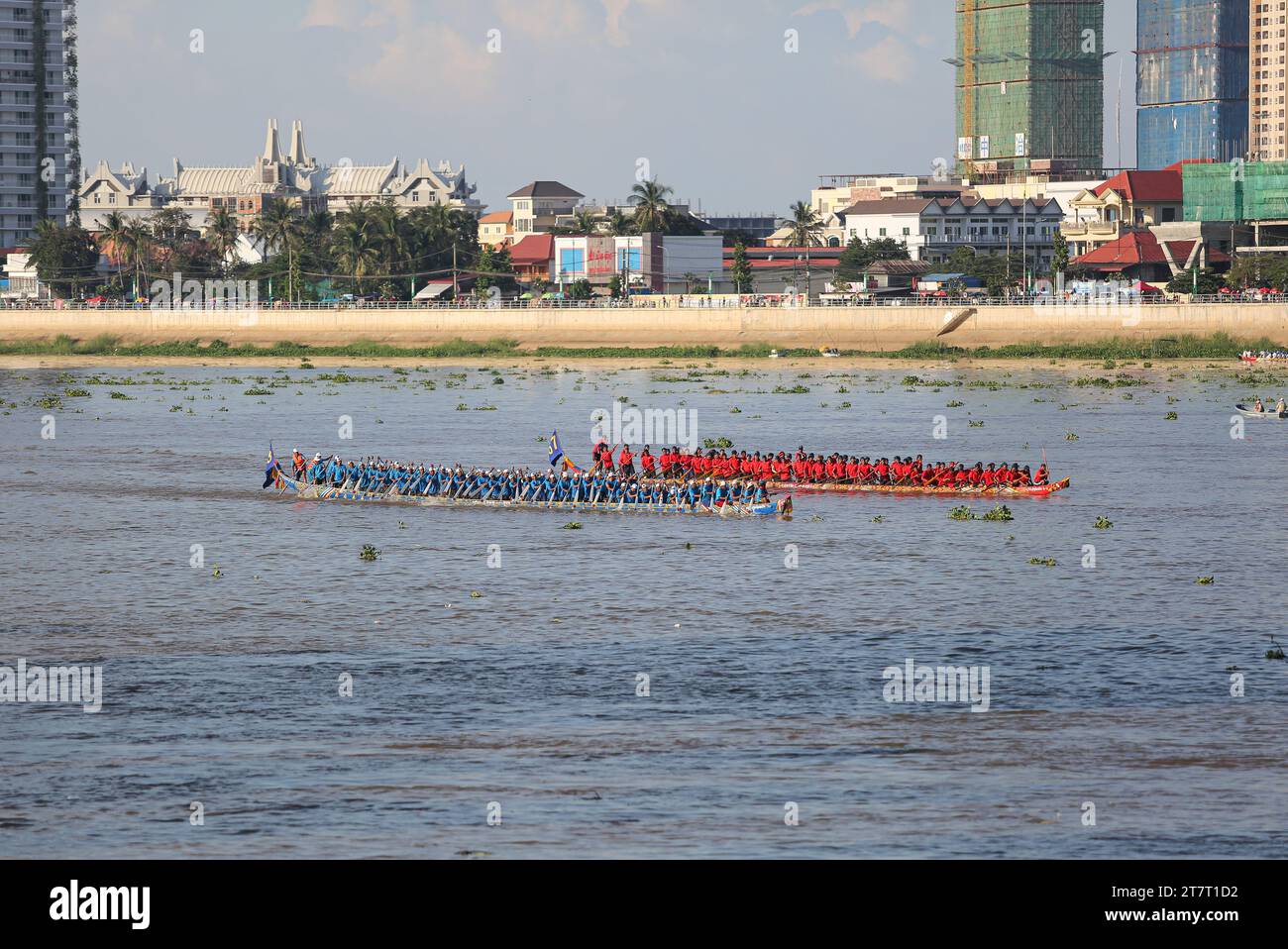Dragonboat Racing Wettbewerb für das Bon OM Touk Water Festival in Phnom Penh am Tonle SAP & Mekong River Confluence, traditionelle Bootsrennen, Kambodscha Stockfoto