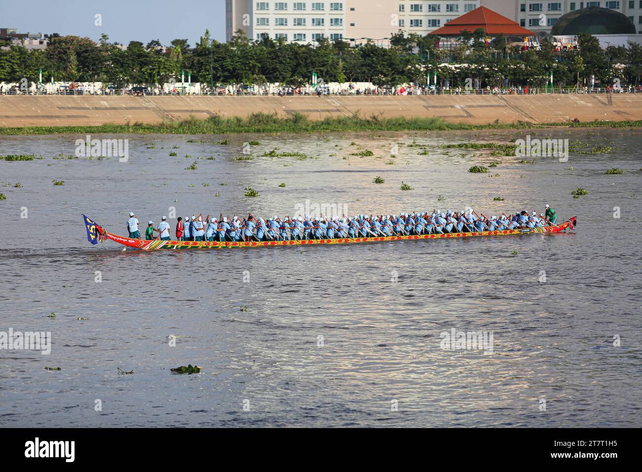 Dragonboat Racing Wettbewerb für das Bon OM Touk Water Festival in Phnom Penh am Tonle SAP & Mekong River Confluence, traditionelle Bootsrennen, Kambodscha Stockfoto