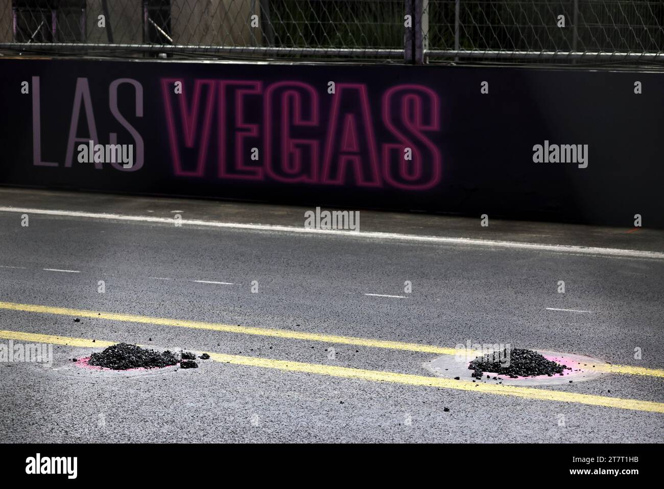 Las Vegas, USA. November 2023. Schaltkreisarbeiter füllen Mannlochabdeckungen auf dem Schaltkreis. Formel-1-Weltmeisterschaft, Rd 22, Las Vegas Grand Prix, Donnerstag, 16. November 2023. Las Vegas Strip Circuit, Las Vegas, Nevada, USA. Quelle: James Moy/Alamy Live News Stockfoto