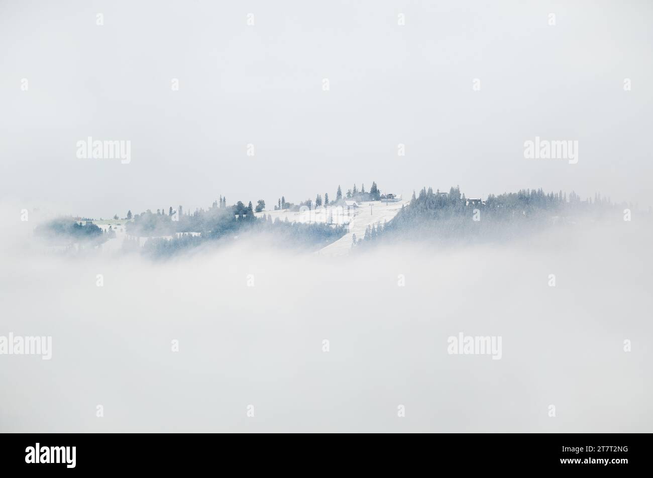 Skilift in den Bergen im Nebel Bialka Tatrzanska. polen Stockfoto