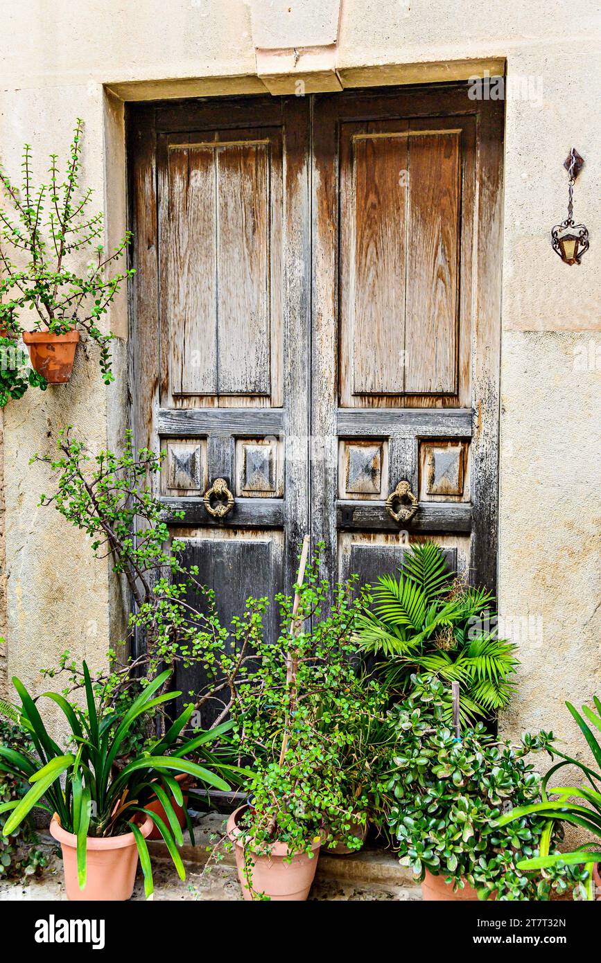 Alte Holztür eines Hauses im Dorf Valldemossa Mallorca Balearen Spanien Stockfoto