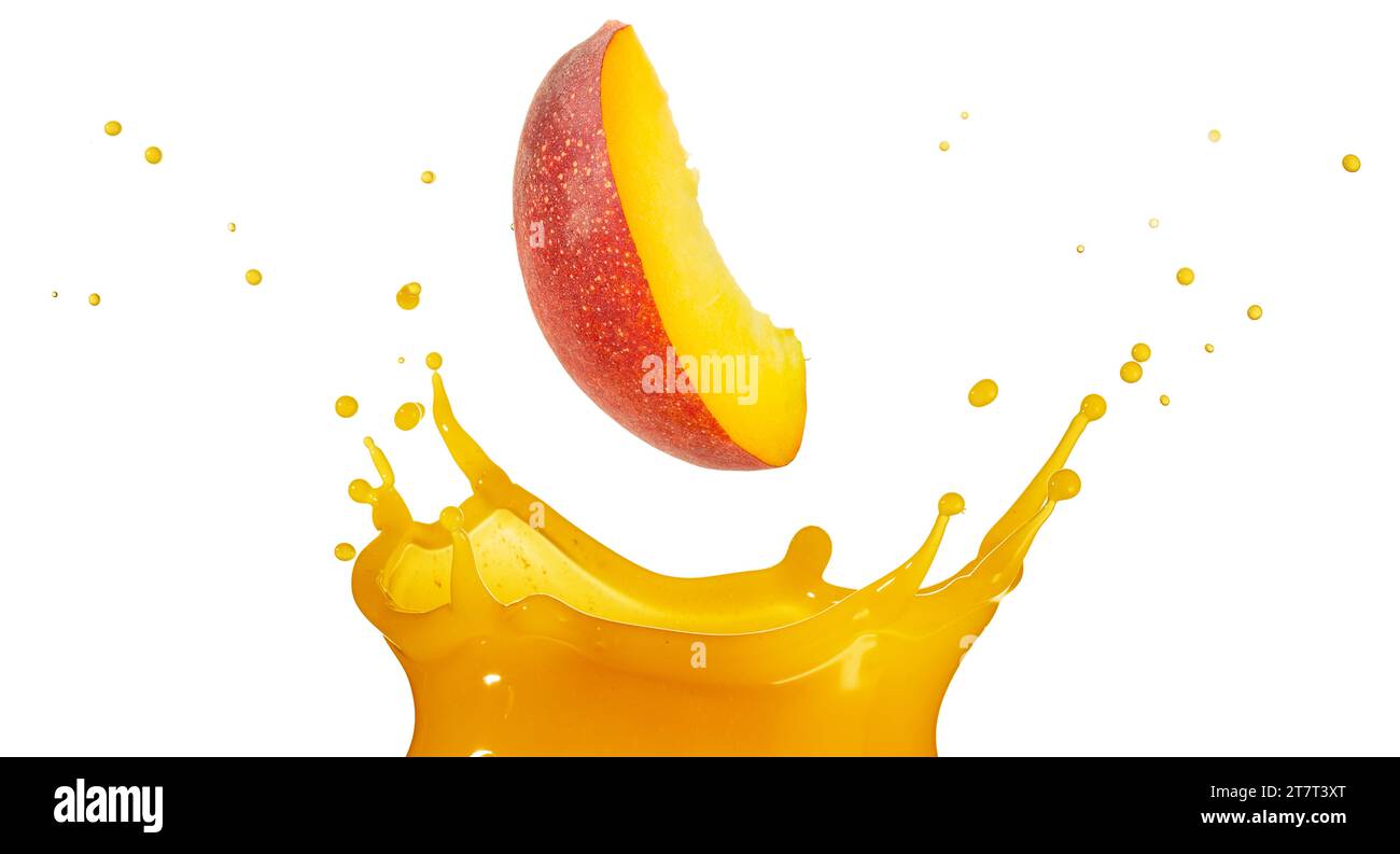 Nektarine-Pfirsichscheibe in der mittleren Luft, die in einen orangefarbenen kronenförmigen Saftspritzer fällt, isoliert auf weißem Hintergrund. Reales Bild. Stockfoto