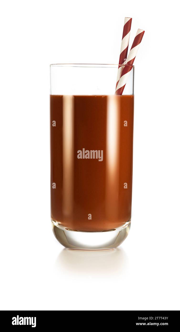 Hohes Glas dunkler Schokoladenmilch mit Trinkhalmen isoliert auf weißem Hintergrund. Echte Studio-Aufnahme. Stockfoto