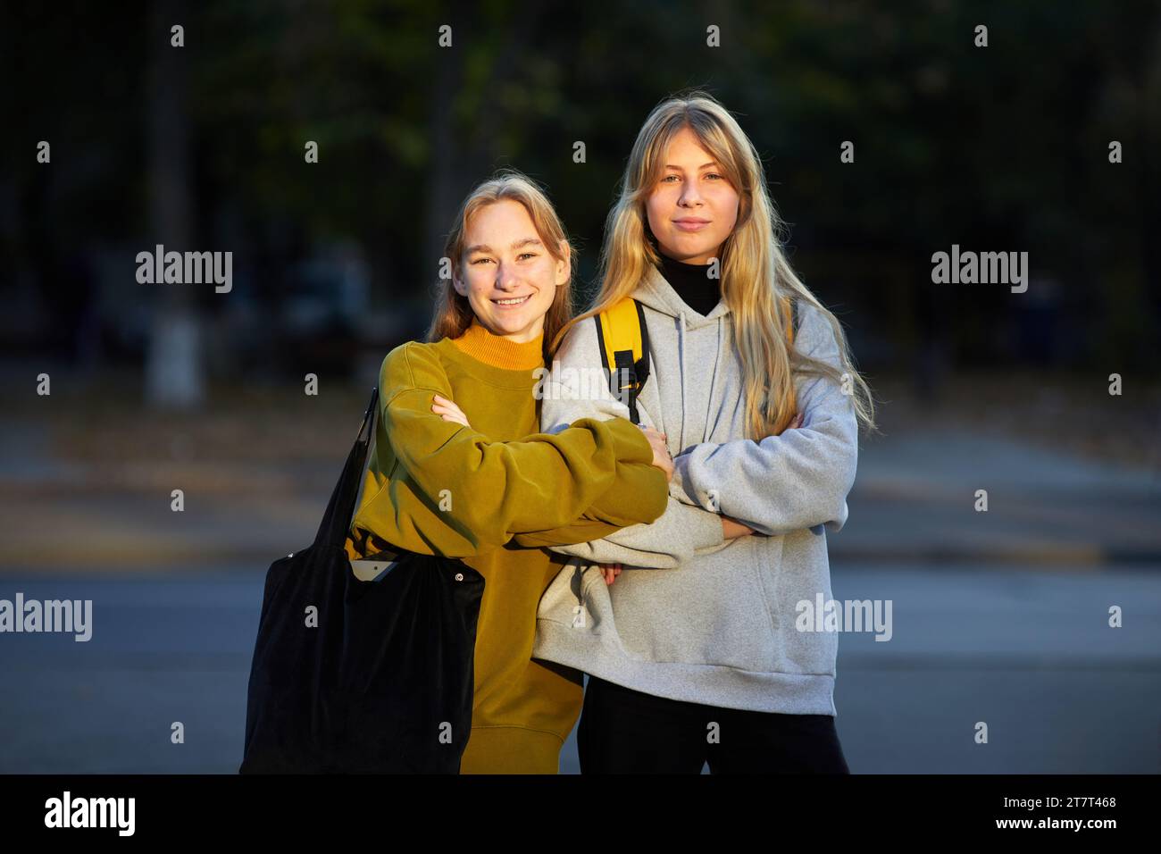 Porträt zweier lächelnder junger Frauen draußen Stockfoto