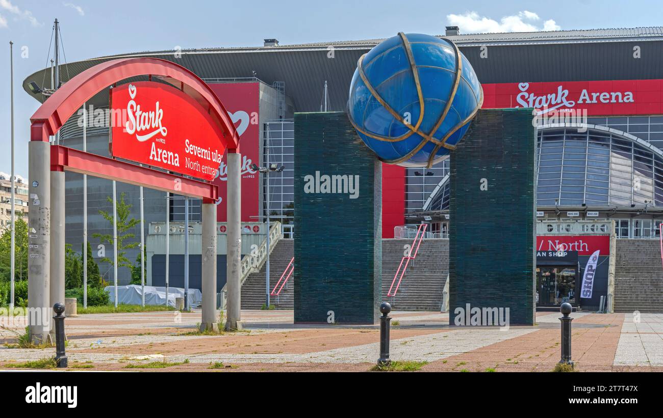 Belgrad, Serbien - 19. Juni 2023: Großes blaues Basketall-Symbol vor der stark Arena Moderne Sportanlage Turniere Konventionen und Live Music EV Stockfoto