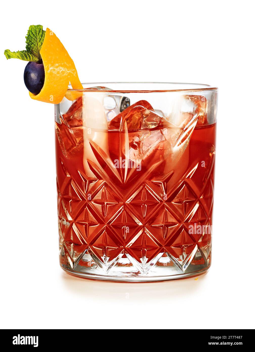 Klassischer negroni-Cocktail auf den Felsen garniert mit Trauben- und Minzblatt in Orangenschale isoliert auf weißem Hintergrund. Echte Studio-Aufnahme. Stockfoto