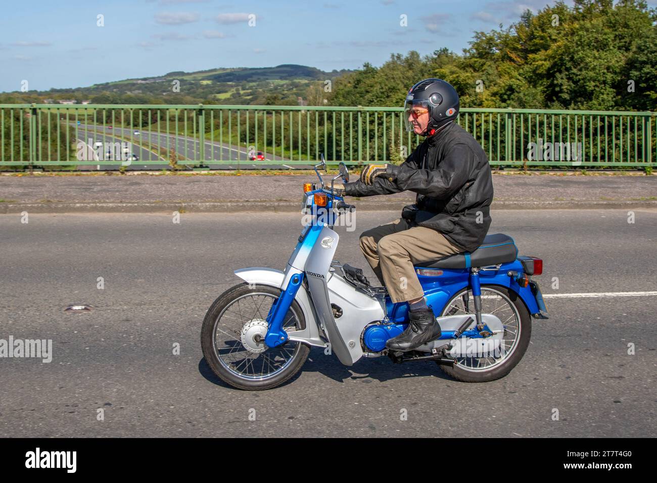 1986 80er Jahre, blaues silbernes Honda C50La-G Motorrad, Unterbau-Motorrad. Symbol des 20. Jahrhunderts mit einem Einzylindermotor mit 89 ccm Viertakt Stockfoto