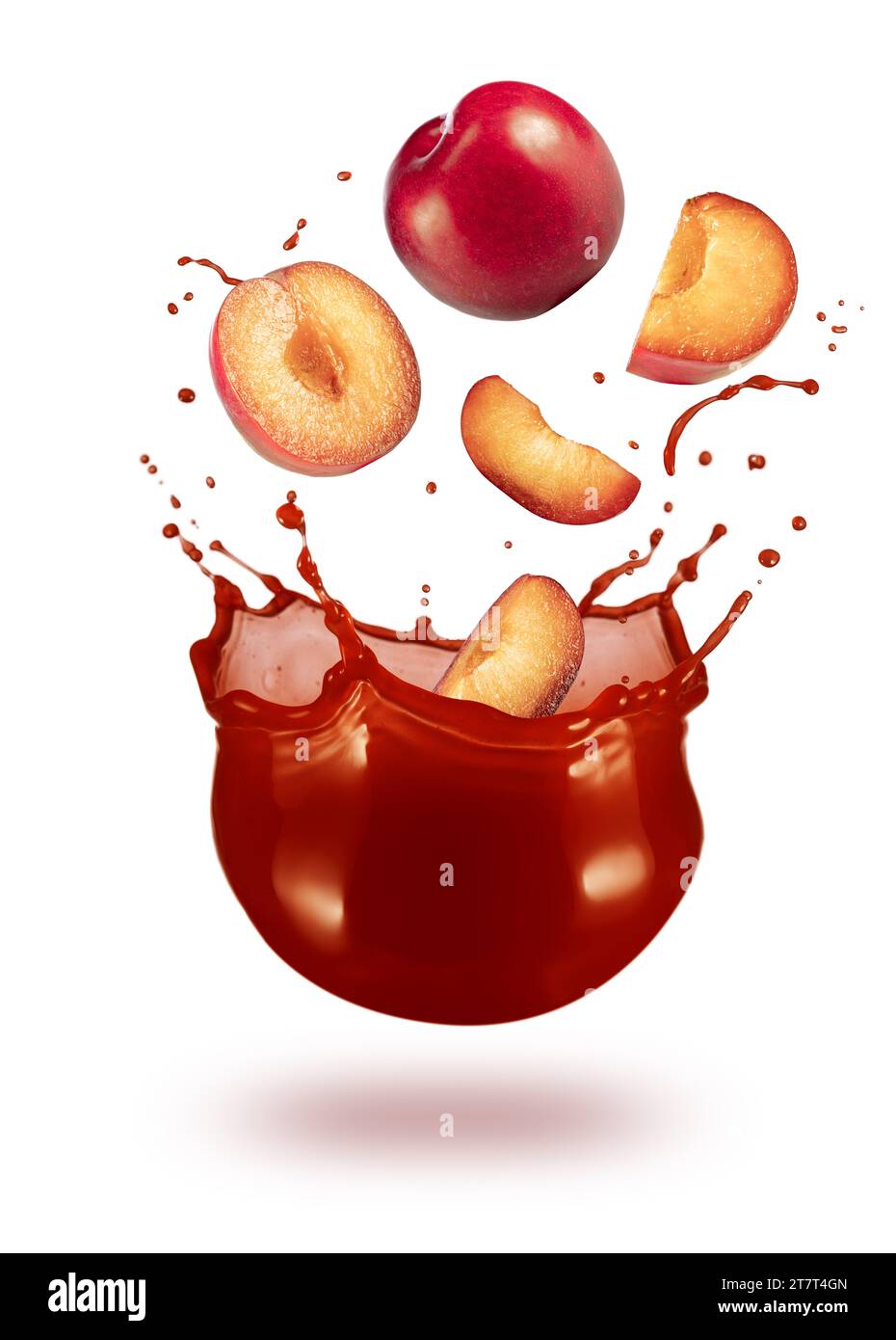 Reife rote Kirschpflaumen fallen in einen frischen Saft tropfenförmigen Spritzer isoliert auf weißem Hintergrund. Echter Studiofoto. Stockfoto