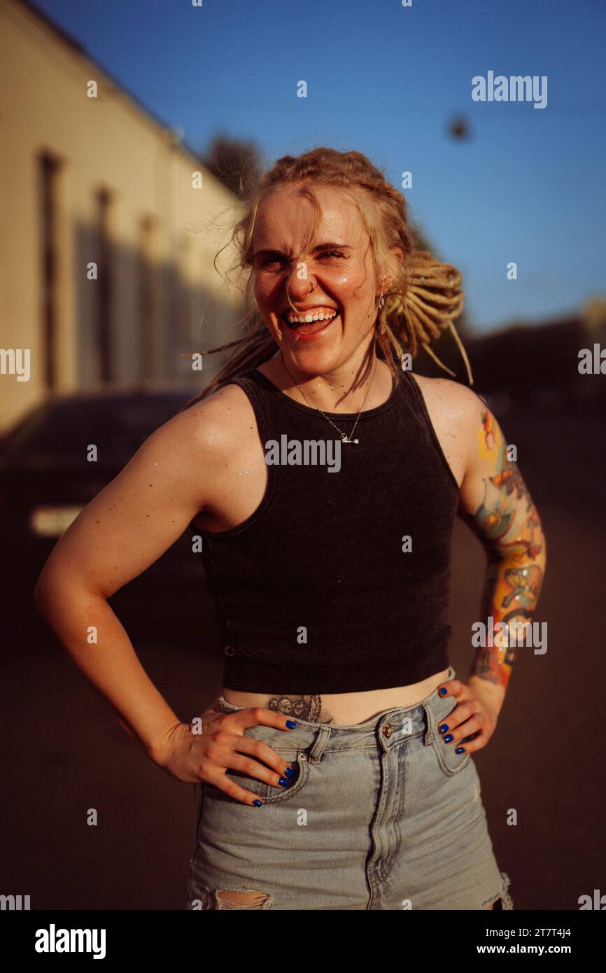 Glückliche Frau mit Dreadlocks mit Tattoo, Porträt. Stockfoto