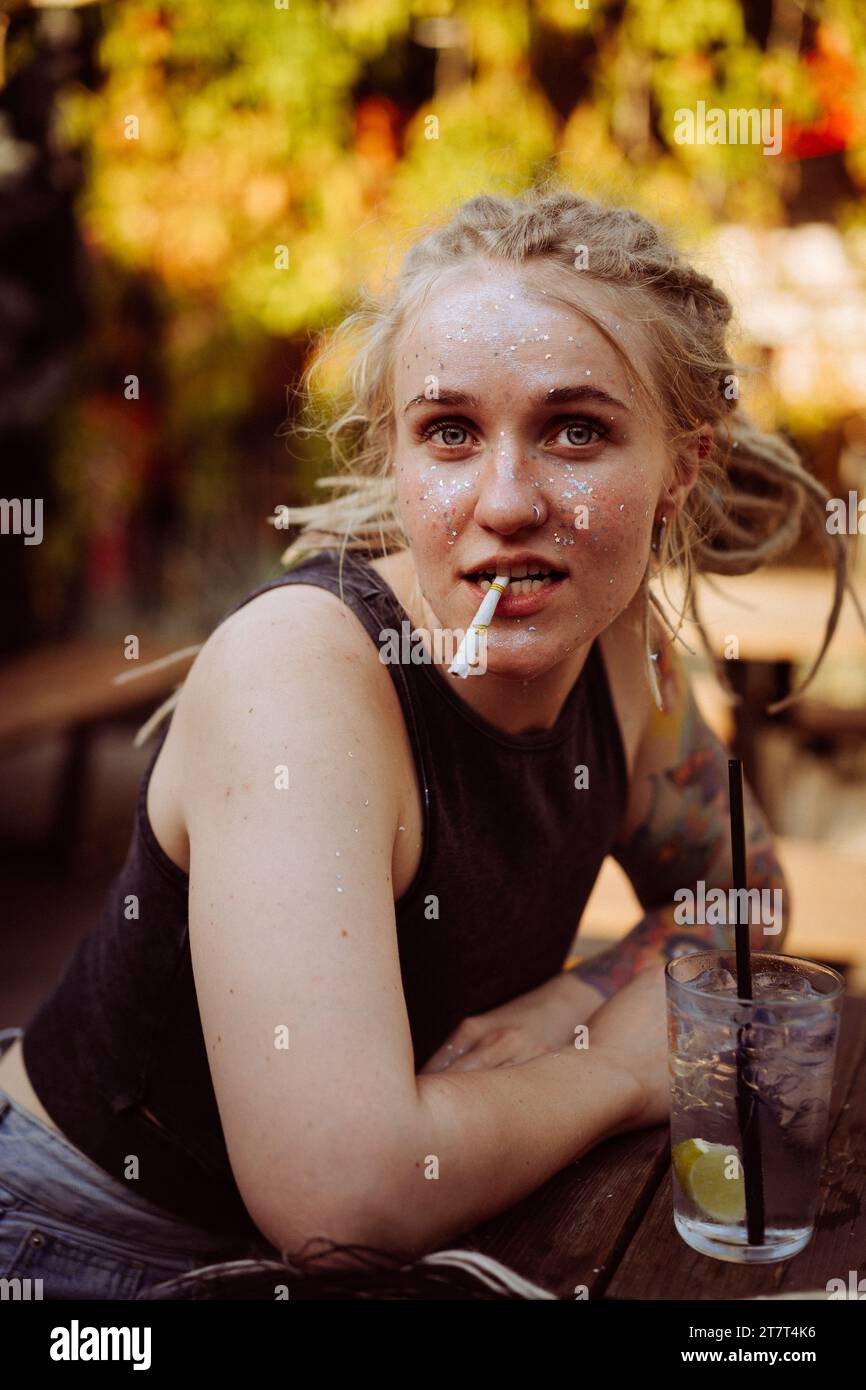 Schöne Frau, glänzendes Gesicht in Glitzer, Pailletten, Sommerporträt. Stockfoto