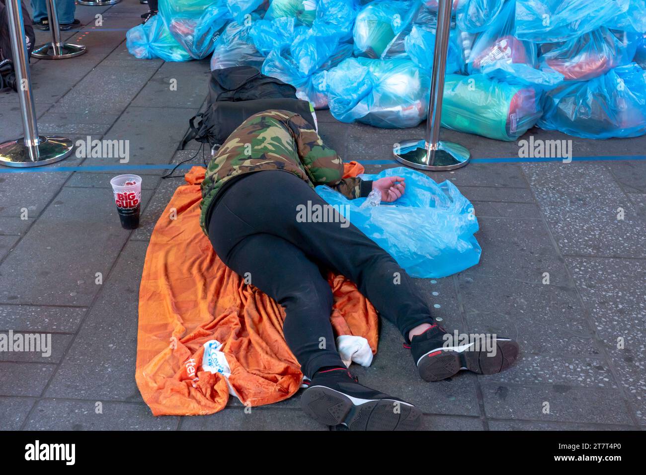 New York, Usa. November 2023. Ein Teilnehmer schläft im „Sleep Out“ eines Covenant House, um auf die Obdachlosigkeit junger Menschen am Times Square in New York City aufmerksam zu machen. (Foto: Ron Adar/SOPA Images/SIPA USA) Credit: SIPA USA/Alamy Live News Stockfoto
